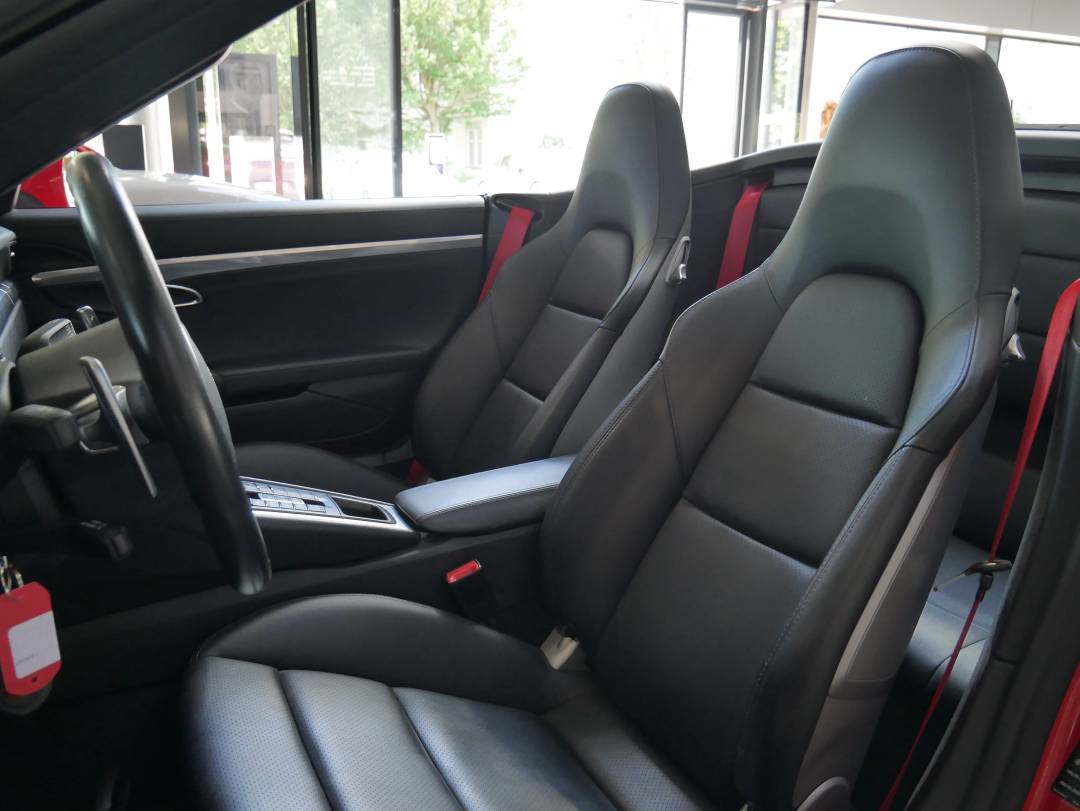 Carrera 4S Cabriolet — Interior