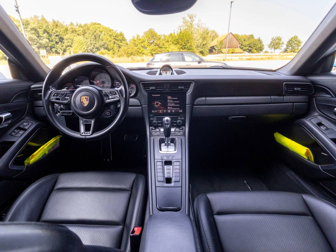Carrera S Cabriolet — Interior