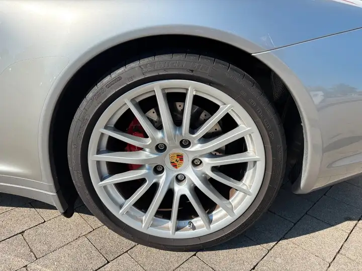 Targa 4 — Exterior