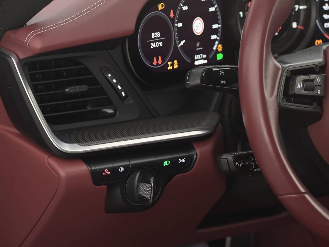 Carrera 4S — Interior