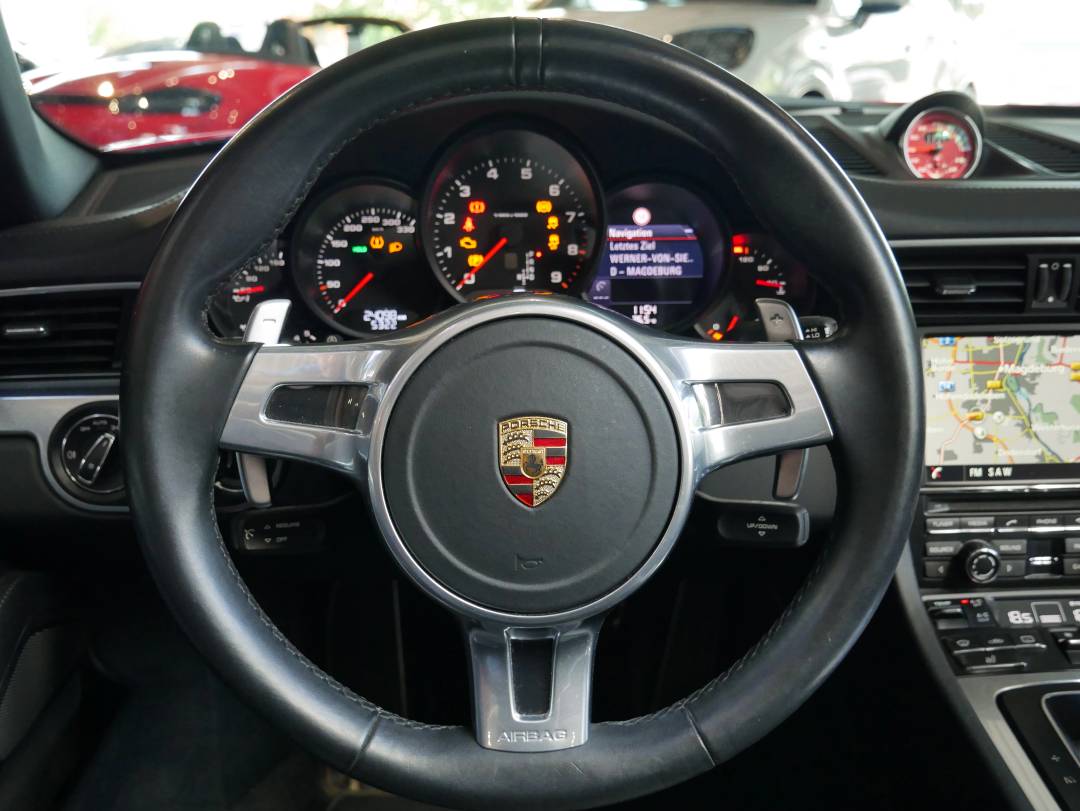 Carrera 4S Cabriolet — Interior