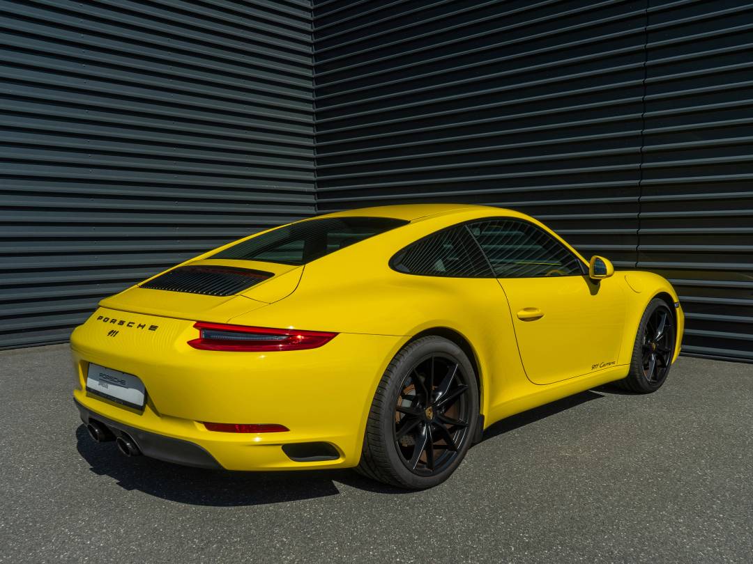 Carrera — Exterior