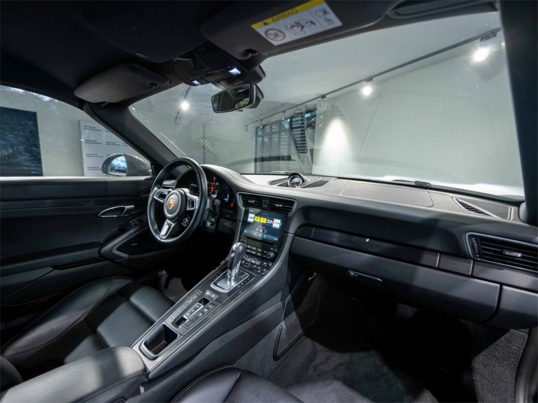 Carrera GTS Cabriolet — Interior