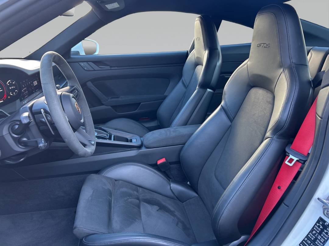 Carrera GTS — Interior