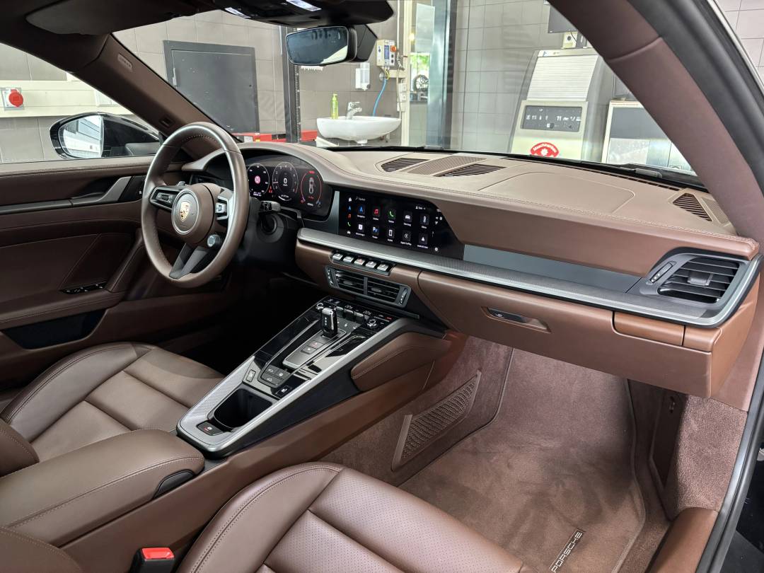 Carrera — Interior