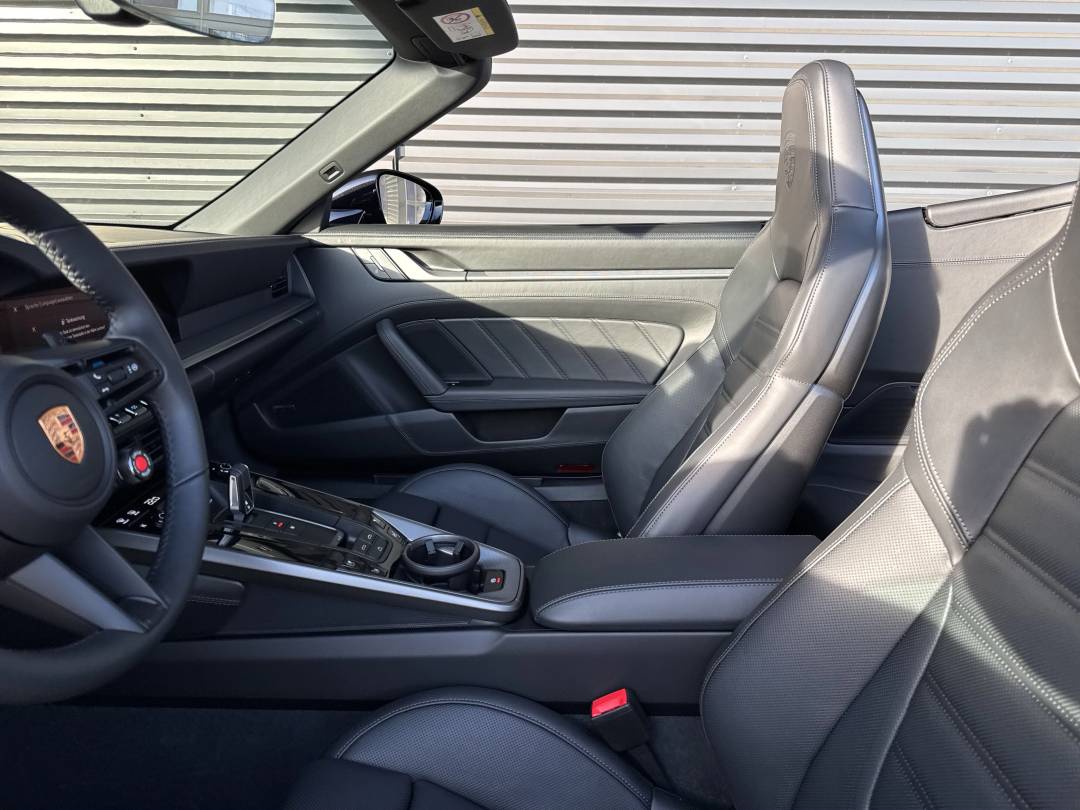 Carrera 4S Cabriolet — Interior