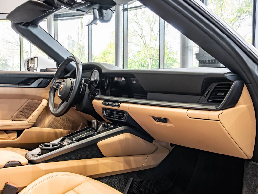 Carrera 4 Cabriolet — Interior