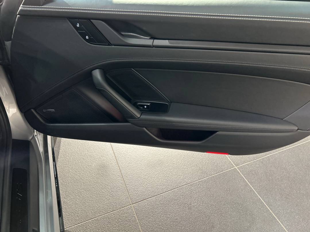 Targa 4 GTS T-Hybrid — Interior