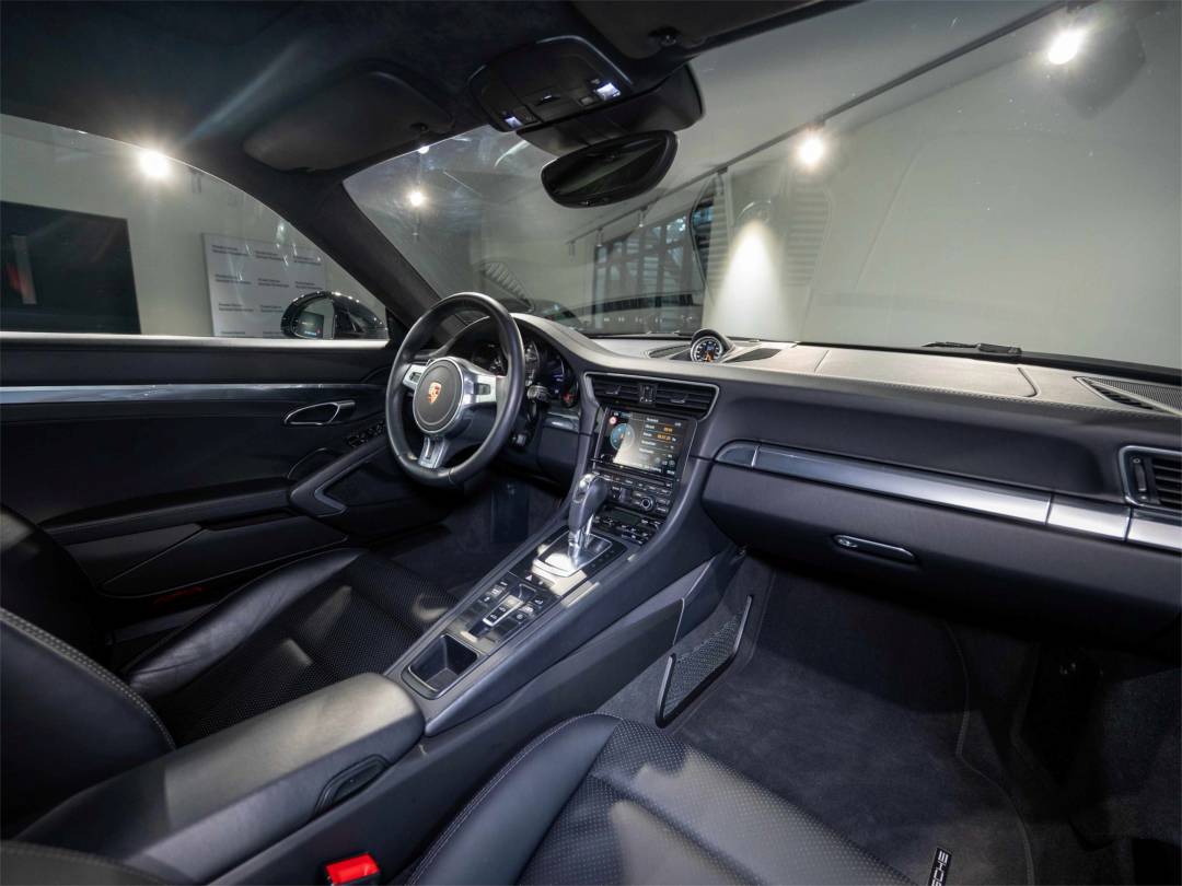 Carrera 4 — Interior