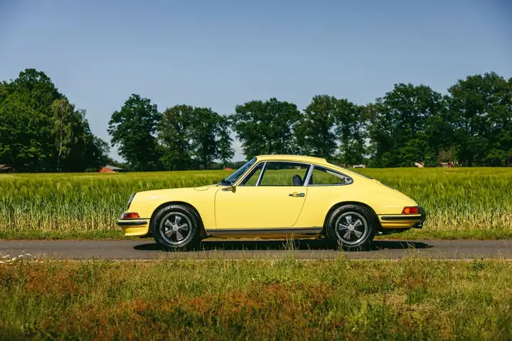 911 E 2.2 — Exterior