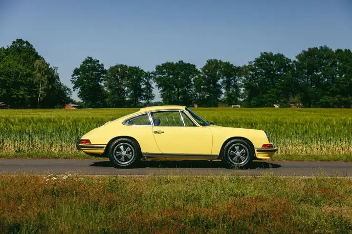 911 E 2.2 — Exterior