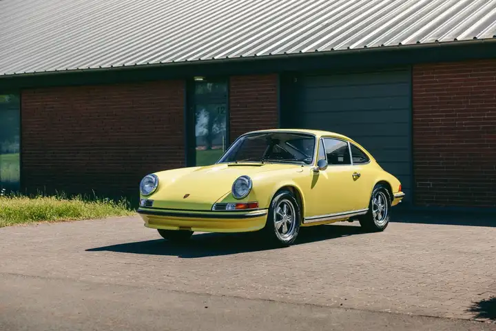 911 E 2.2 — Exterior