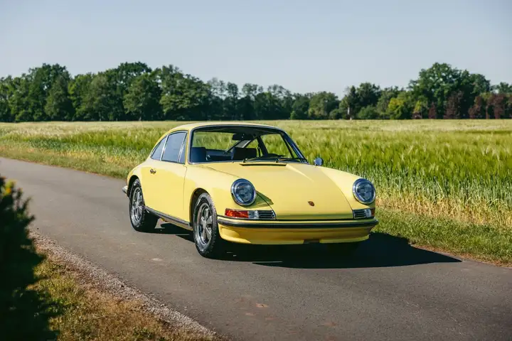 911 E 2.2 — Exterior