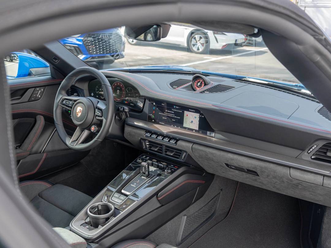 Carrera GTS T-Hybrid Cabriolet — Interior