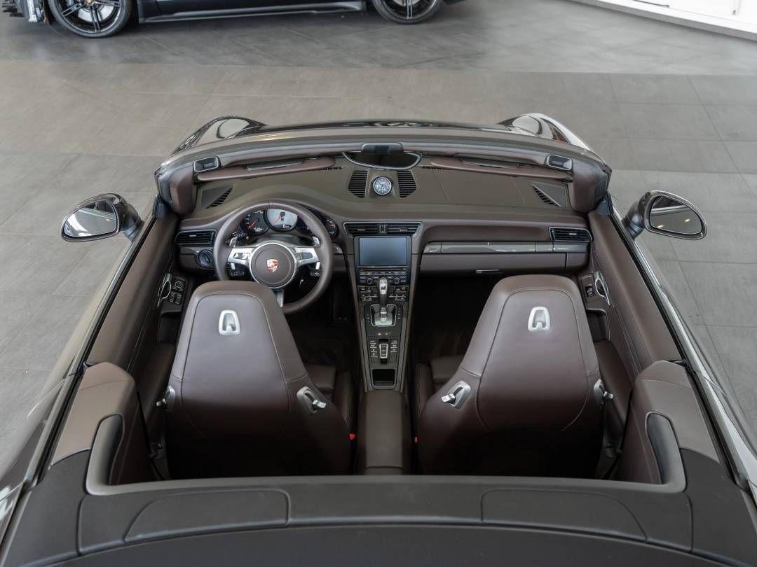 Carrera S Cabriolet — Interior