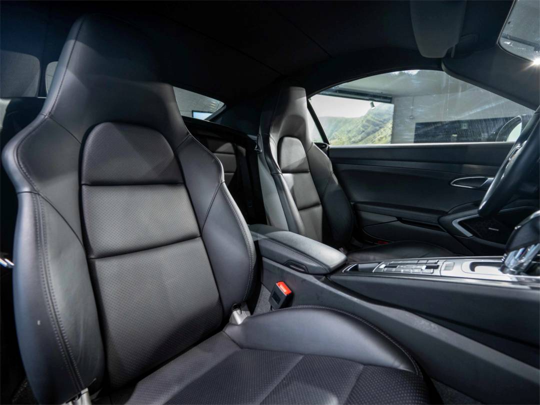 Carrera GTS Cabriolet — Interior