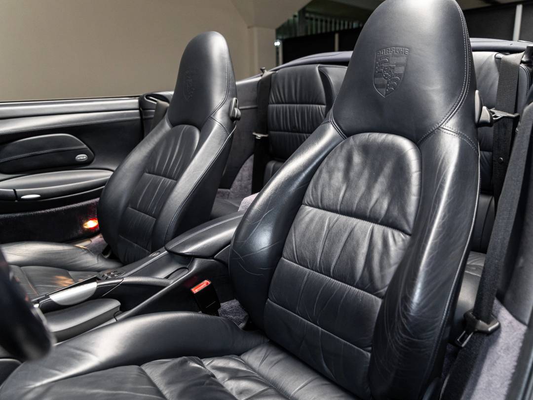 Carrera 4S Cabriolet — Interior