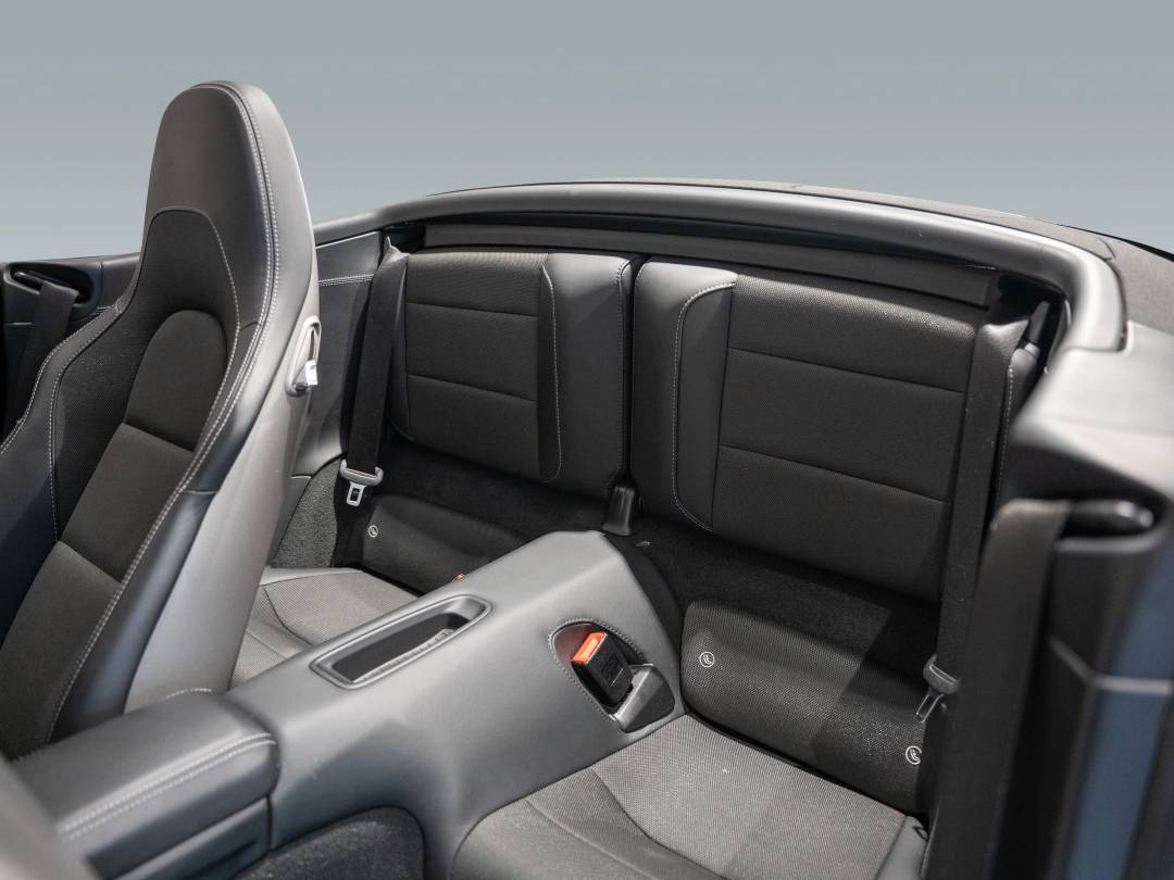 Carrera 4S Cabriolet — Interior