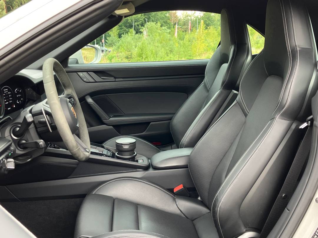 Carrera GTS Cabriolet — Interior