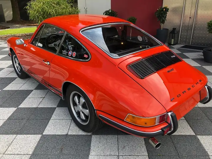 911 E 2.4 — Exterior
