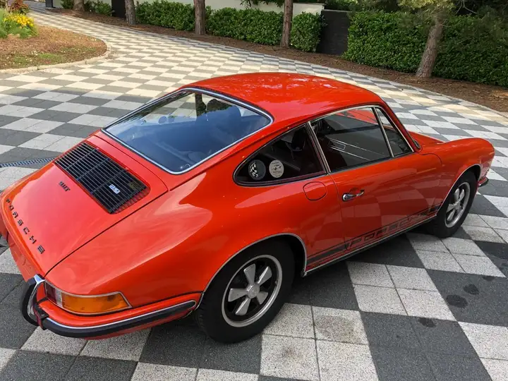 911 E 2.4 — Exterior