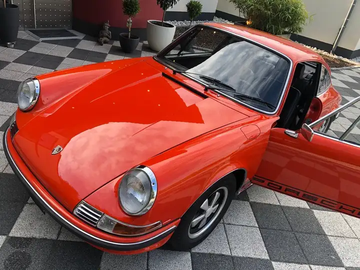 911 E 2.4 — Exterior
