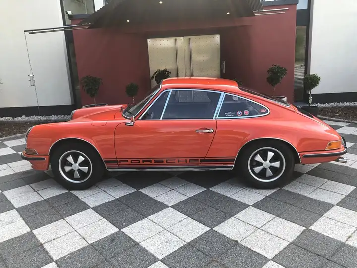 911 E 2.4 — Exterior