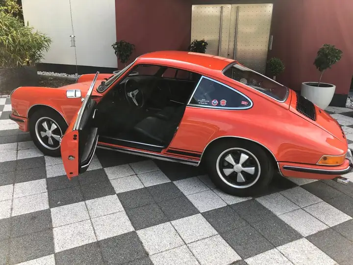 911 E 2.4 — Exterior