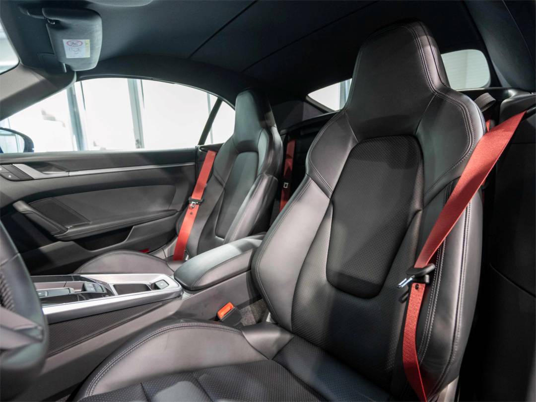 Carrera 4S Cabriolet — Interior