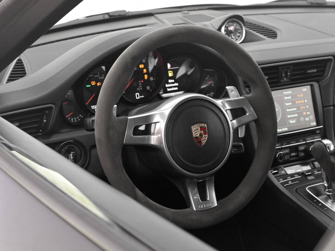 Carrera 4 GTS Cabriolet — Interior