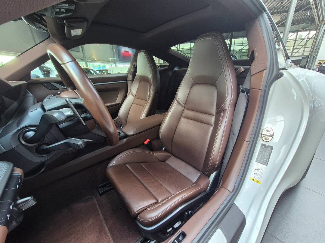 Carrera S — Interior
