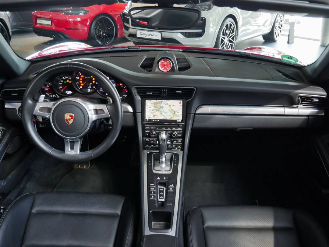 Carrera 4S Cabriolet — Interior