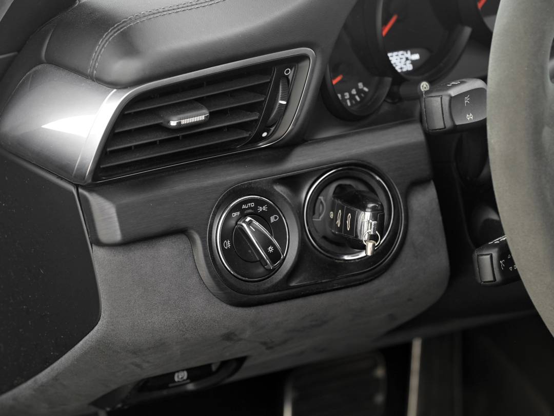 Carrera 4 GTS Cabriolet — Interior