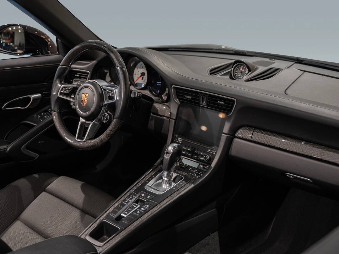 Carrera 4S Cabriolet — Interior