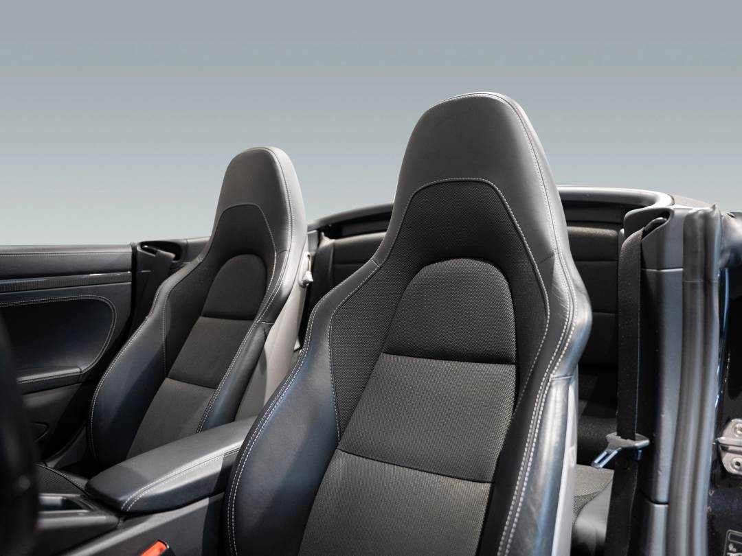 Carrera 4S Cabriolet — Interior
