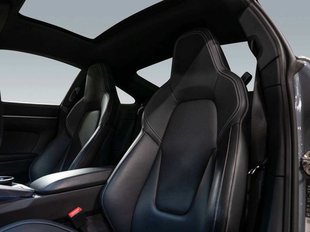 Carrera 4S — Interior