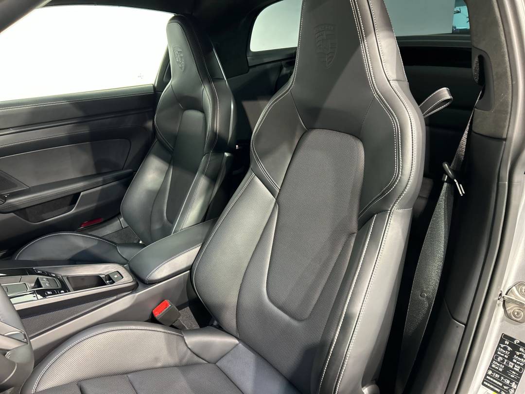 Targa 4 GTS T-Hybrid — Interior
