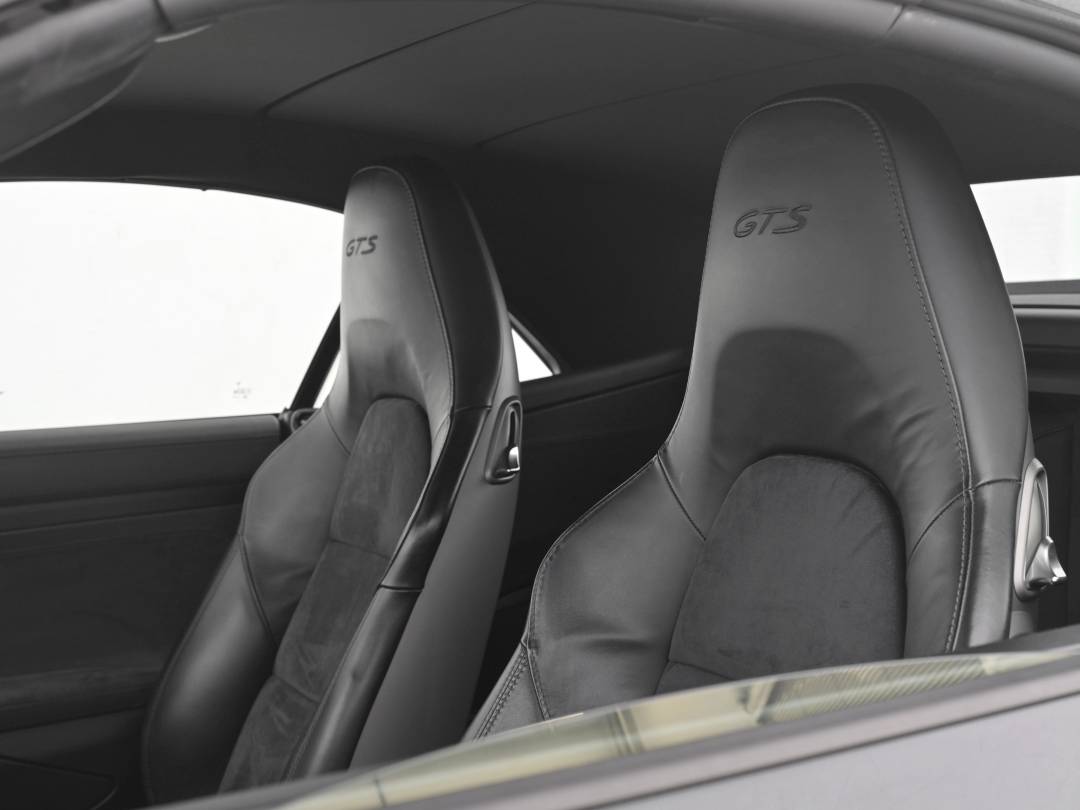 Carrera 4 GTS Cabriolet — Interior