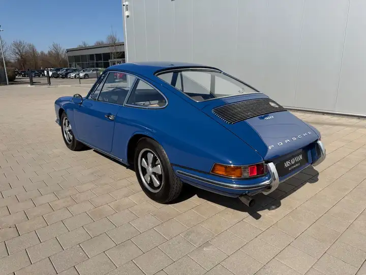 911 L — Exterior
