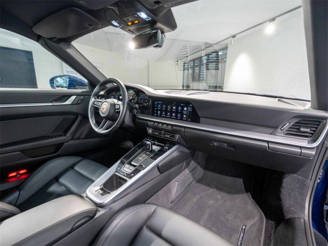 Carrera 4S Cabriolet — Interior