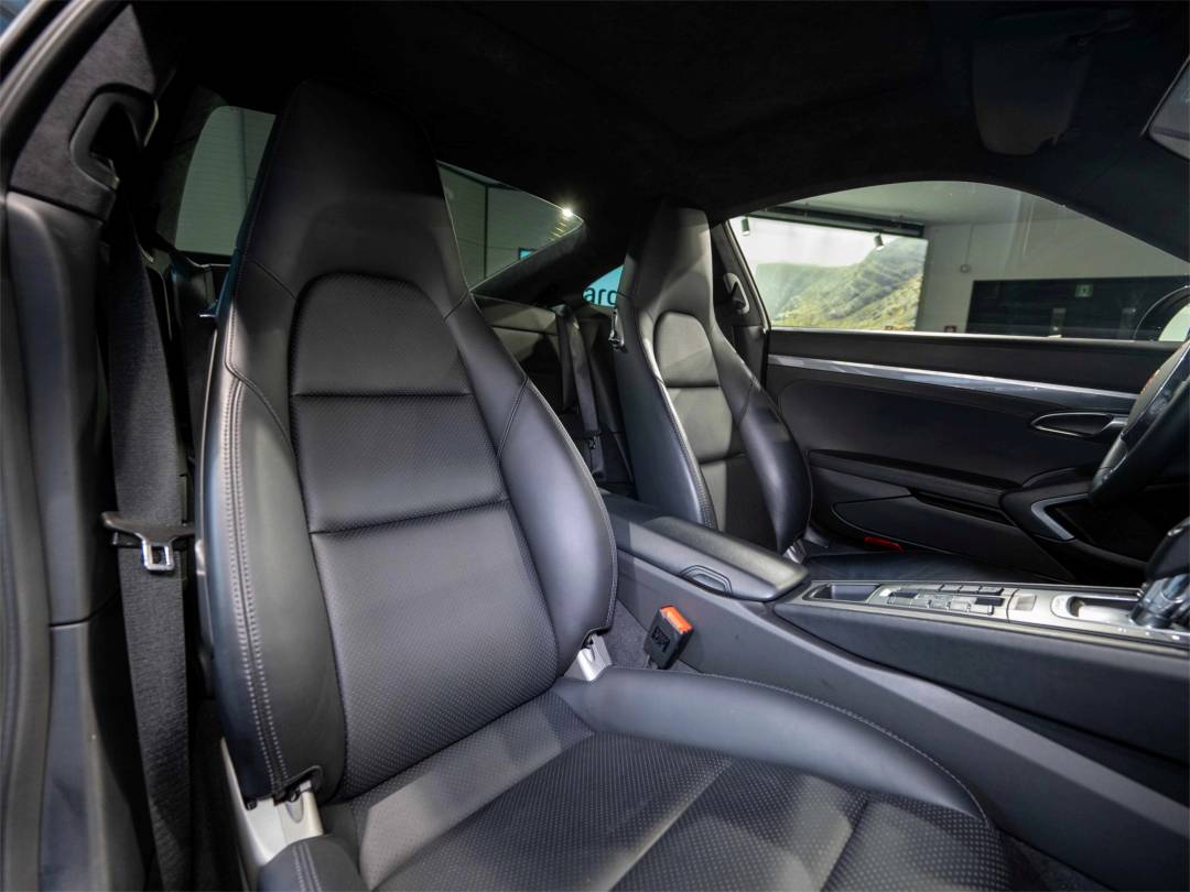 Carrera 4 — Interior