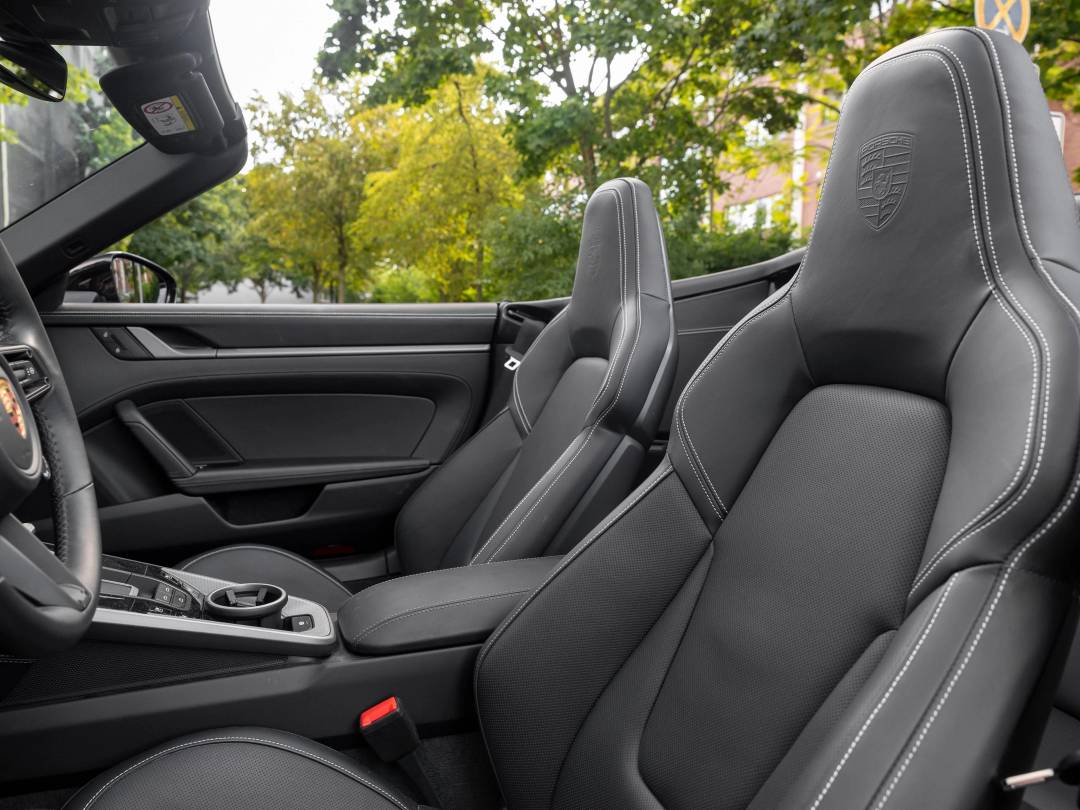 Carrera S Cabriolet — Interior