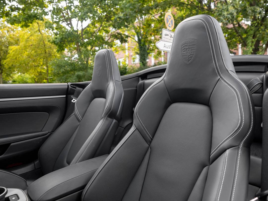 Carrera S Cabriolet — Interior