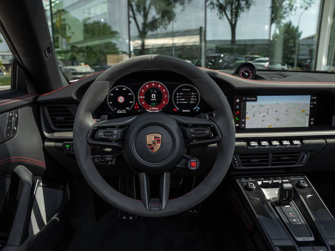 Carrera 4 GTS T-Hybrid Cabriolet — Interior