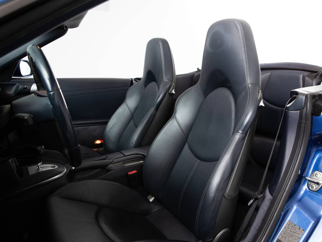 Carrera 4S Cabriolet — Interior