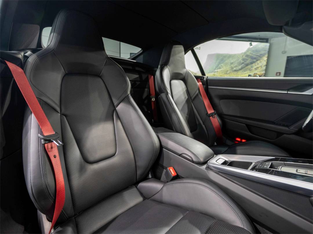 Carrera 4S Cabriolet — Interior