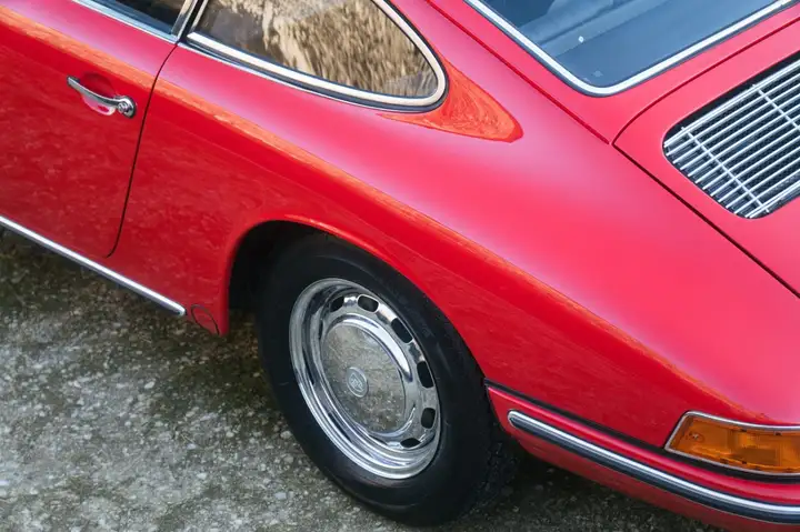 911 E 2.0 — Exterior