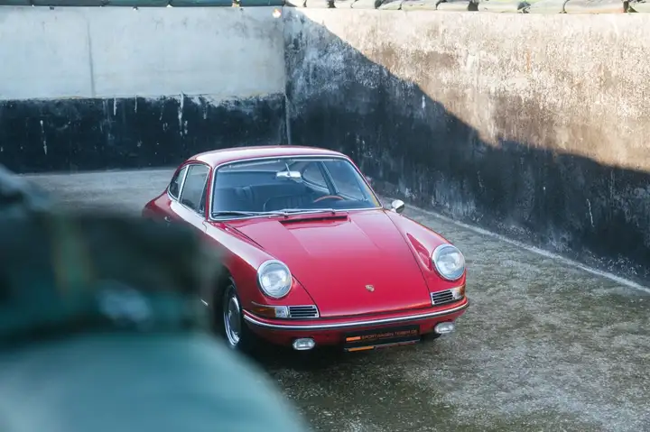 911 E 2.0 — Exterior