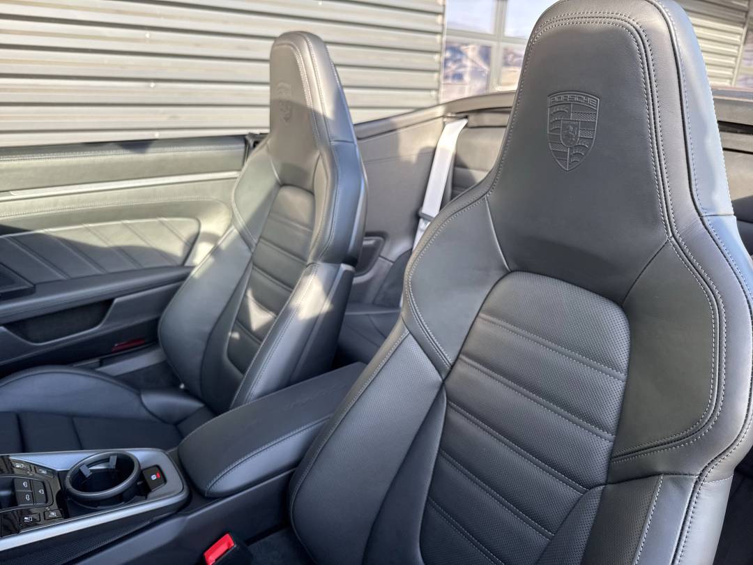 Carrera 4S Cabriolet — Interior