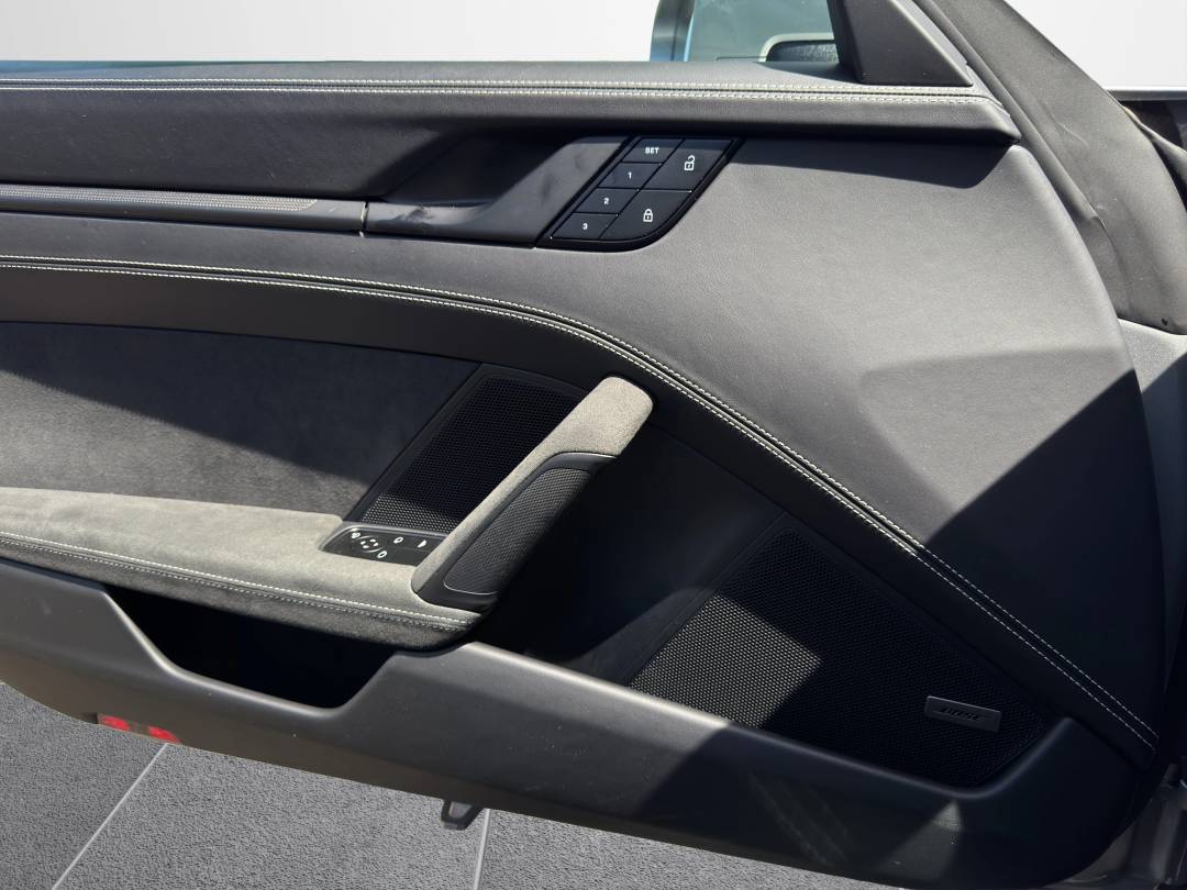 Carrera 4 GTS Cabriolet — Interior
